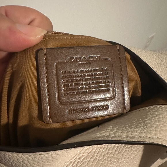 Coach Amber duffle in Ivory - Picture 8 of 9